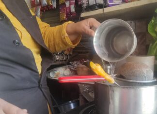 महिला दिवस पर विशेष : सलीम भाई बनकर चाय की दुकान चलाती है 'बानो' 