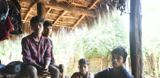 बस्तर में सुरक्षा बल और माओवादी मुठभेड़ में पिसती आम आदिवासी जिदंगियां, दूधमुंही बच्ची ने गंवाई जान