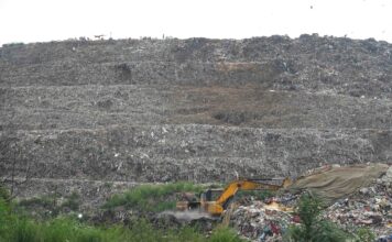 ‘Sometimes My Chest Burns, But I Still Go Up’: The Silent Suffering of Women Who Survive on Delhi’s Garbage Mountains