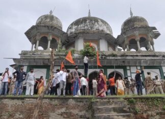 'History Doesn’t Shout, It Fades': In Fatehpur, How A Forgotten Tomb of Aurangzeb-Era Commander Becomes the Next Battleground